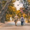 Adultos mayores paseando por el parque